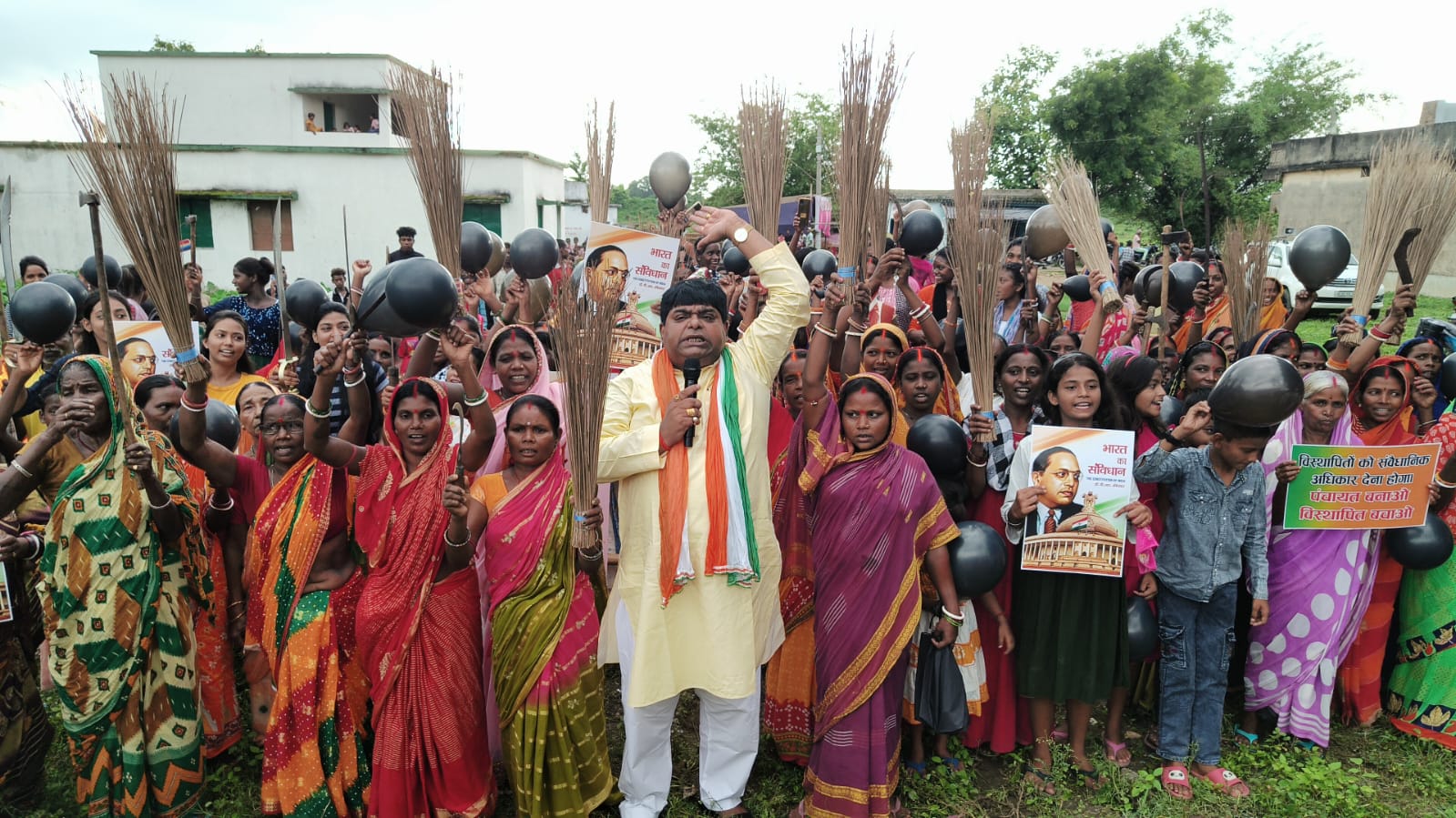 पंचायत की मांग को लेकर हाथों में कुल्हाड़ी,झाड़ू,काला गुब्बारा और डंडे लेकर सड़क पर उतरे विस्थापित। 
