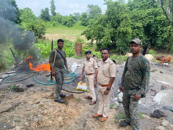 इस कार्रवाई में अवैध शराब बनाने वाले कारोबारी भागने में सफल रहे। उत्पाद विभाग ने मामले की गंभीरता को देखते हुए आरोपियों के खिलाफ केस दर्ज करने की बात कही है।