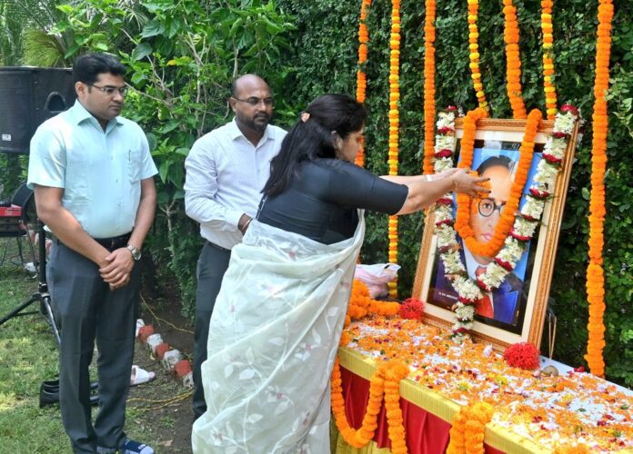 अंबेडकर जयंती पर माल्यार्पण