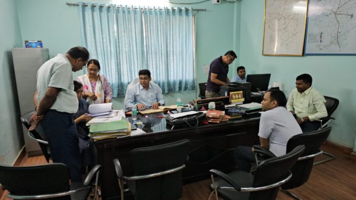 जिला प्रशासन ने कागजातों की जांच शुरू की।