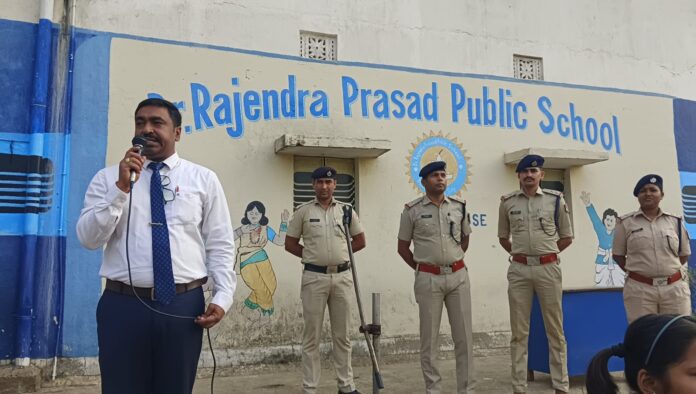 विद्यालय के प्राचार्य श्री मुकेश कुमार ने रेलवे सुरक्षा बल के सभी अधिकारियों का स्वागत और धन्यवाद किया।