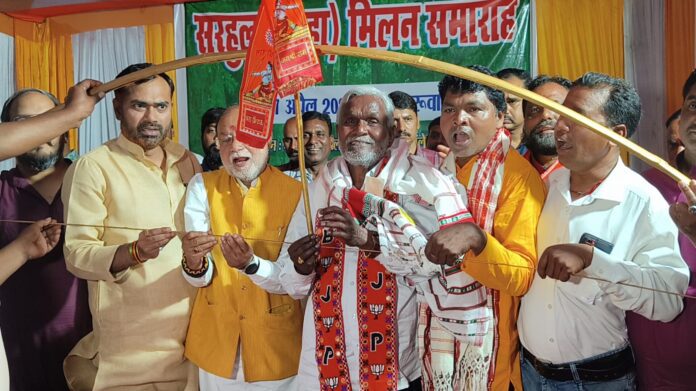 बोकारो के बालीडीह क्षेत्र में सरहुल पूजा के मौके पर पहुंचे चंपई सोरेन