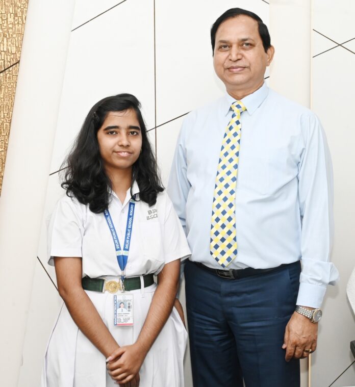 डीपीएस बोकारो की छात्रा वर्षा चंद्रिका, प्राचार्य डॉ. ए.एस. गंगवार के साथ।