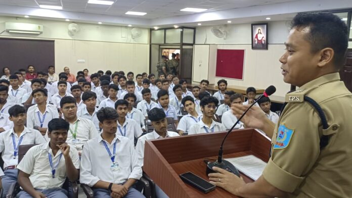 बोकारो पुलिस अधीक्षक ने ज़ेवियर्स बोकारो के विद्यार्थियों को साइबर अपराध से बचने के लिए किया जागरूक