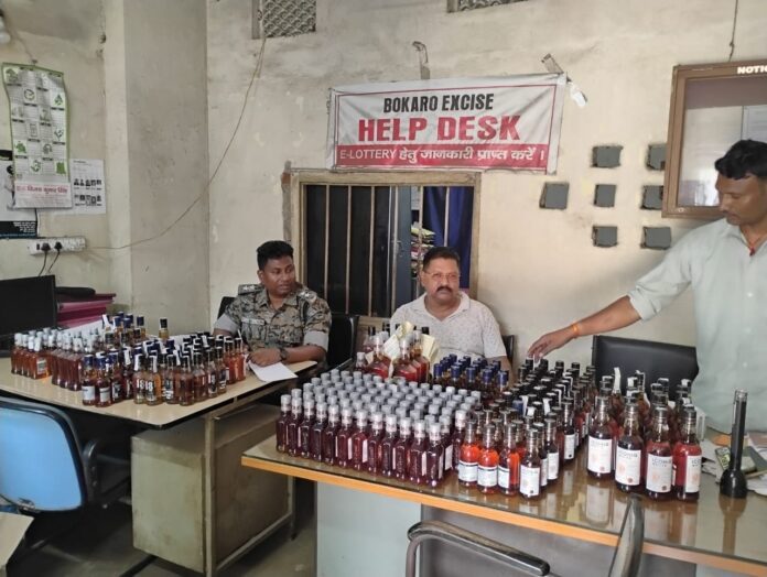 उत्पाद विभाग की बड़ी कार्रवाई: पेटरवार में अवैध विदेशी शराब के साथ नकली सरकारी स्टीकर जब्त