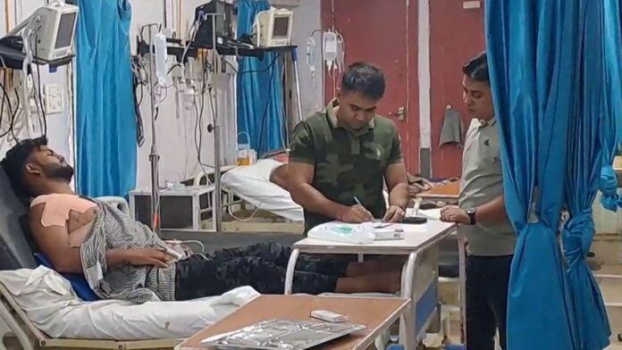 बोकारो के सेक्टर 4 स्थित लक्ष्मी मार्केट में इनोवा सवार हमलावरों ने एक फल विक्रेता को गोली मार दी। घायल को अस्पताल में भर्ती कराया गया है, जहां उसकी हालत खतरे से बाहर है। पुलिस जांच में जुटी है।