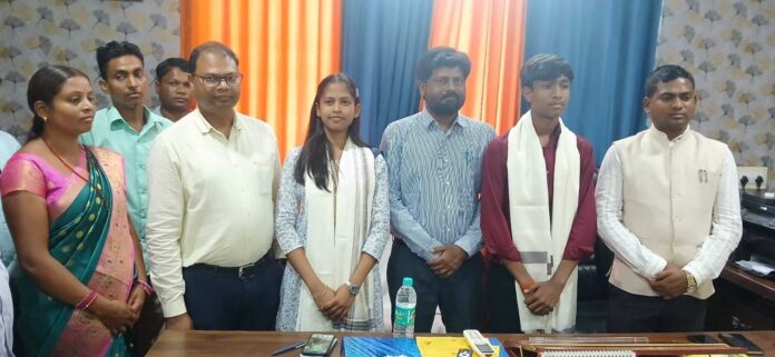 🏆 जिला टॉपर राजलक्ष्मी और अनिकेत को प्रखंड कार्यालय में किया गया सम्मानित