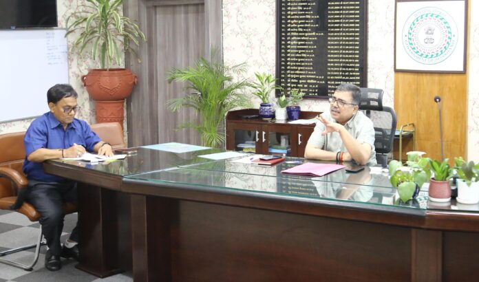 कोविड-19 को लेकर बोकारो जिला प्रशासन अलर्ट, उपायुक्त ने की समीक्षा बैठक, आमजन से की सावधानी बरतने की अपील