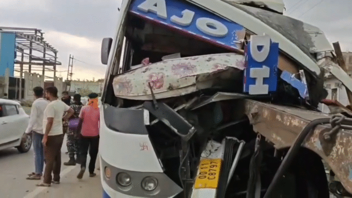 खड़े ट्रेलर से टकराई बस, आधा दर्जन यात्री घायल, प्रशासन पर लापरवाही का आरोप