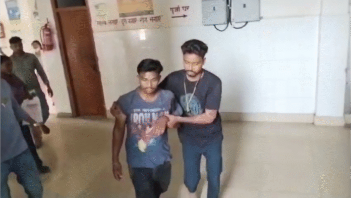 देवघर में अपराधियों के हौसले बुलंद, मामूली विवाद में युवक को मारी गोली, अस्पताल में भर्ती