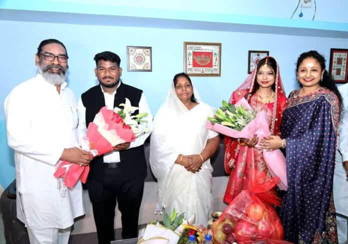 चंद्रपुरा के अलारगो में मुख्यमंत्री हेमंत सोरेन का भव्य स्वागत, नवविवाहित दंपती को दिया आशीर्वाद