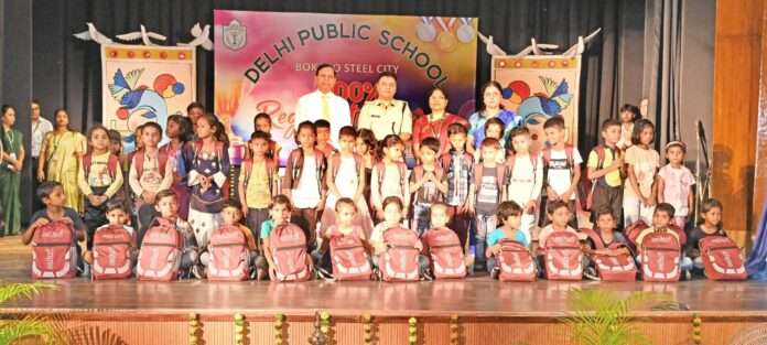 दीपांश शिक्षा केन्द्र के विद्यार्थियों को पुरस्कृत करते मुख्य अतिथि।