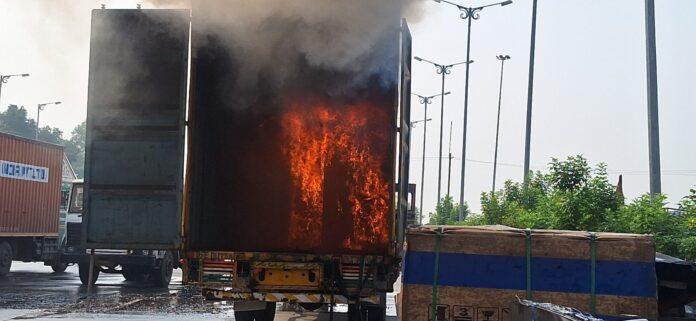 गिरिडीह में फ्रिज लोड कंटेनर में लगी भीषण आग, 10 लाख से अधिक की संपत्ति जलकर राख