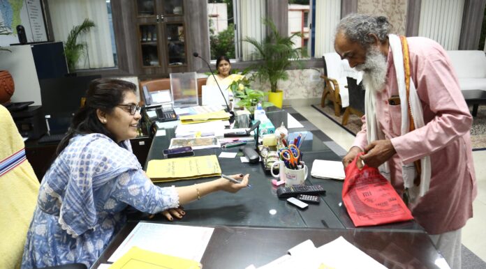 अबुआ आवास घूस कांड: लाभुक को DC ने लौटवाई 20 हजार की राशि, रोजगार सेवक पर कार्रवाई के निर्देश