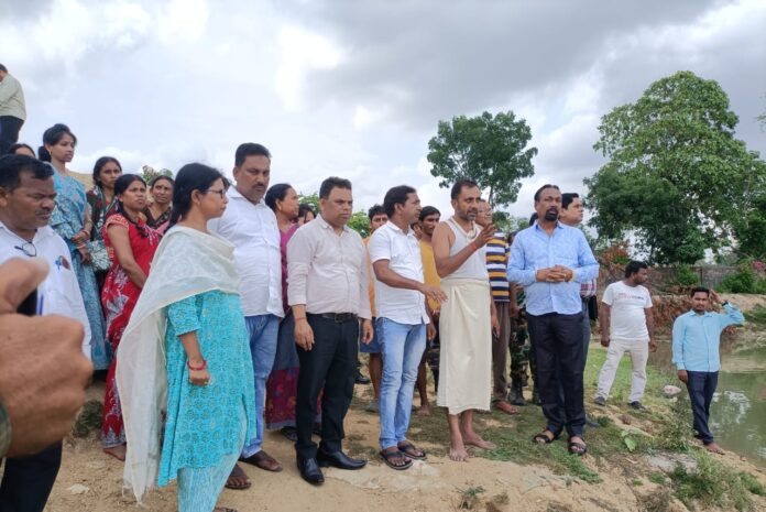 गम्हरिया गांव हादसे के पीड़ितों से मिले प्रशासनिक अधिकारी, मुआवजा प्रक्रिया शुरू