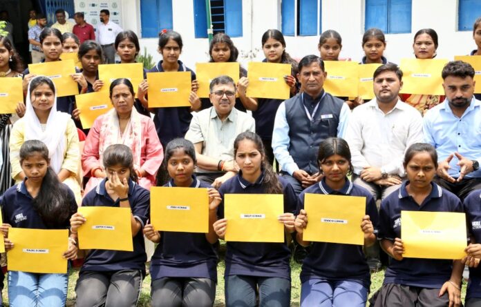 दूसरे बच्चियों के लिए रोल मॉडल बनें, ईमानदारी से करें काम : बोकारो उपायुक्त