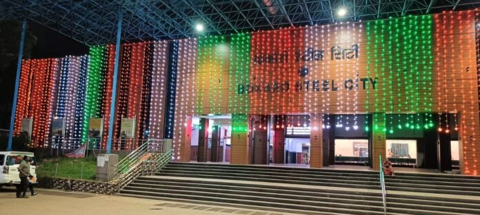 ऑपरेशन सिंदूर के सम्मान में तिरंगे से रोशन हुआ बोकारो रेलवे स्टेशन