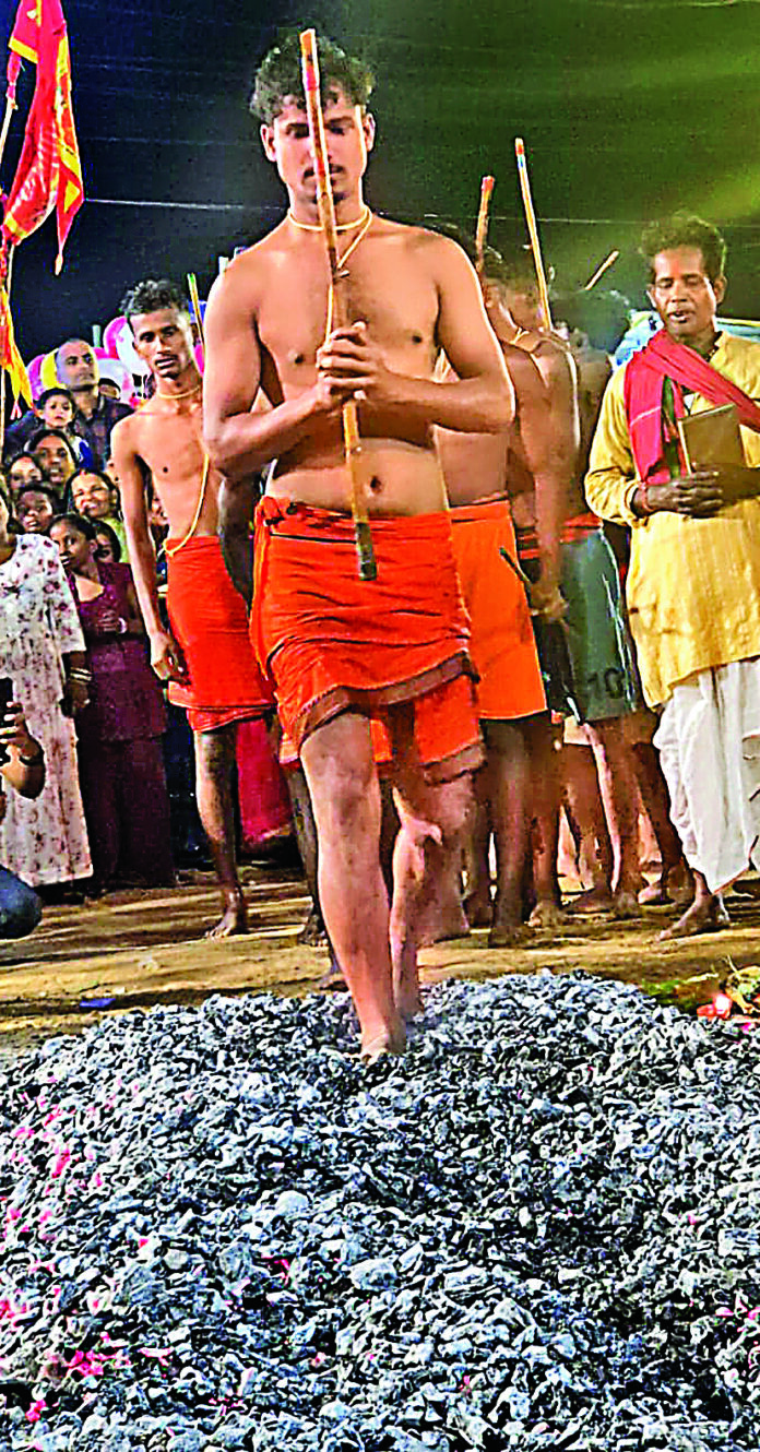 रांची में फूलखुंदी की रस्म: शिव भक्ति में दहकते अंगारों पर चले भोक्ता और सोख्ताइन