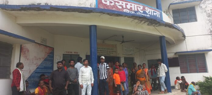 कसमार थाना घेराव: प्रकाश घांसी के हमलावरों की गिरफ्तारी की मांग