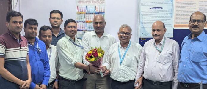 बीएसएल सीजीएम एचआर से मिलते बीड़ू यूनियन प्रतिनिधि