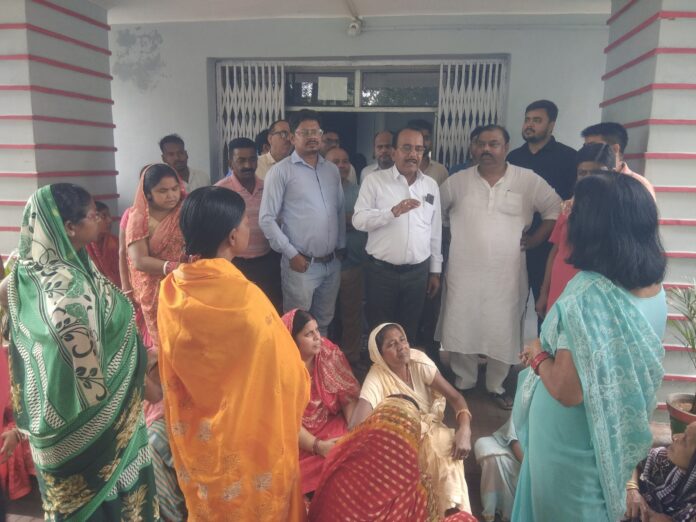 🔌 बिजली-पानी की समस्या से जूझ रही कथारा कॉलोनी की महिलाओं का विरोध प्रदर्शन, पीओ से मिला आश्वासन