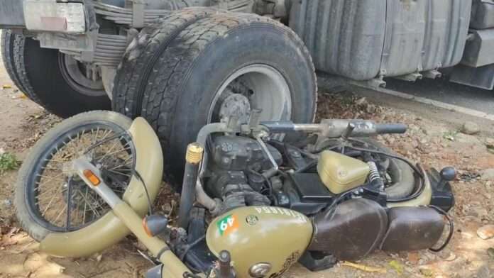 धनबाद में बड़ा सड़क हादसा: पलानी मोड़ पर बुलेट और 18 चक्का ट्रक की टक्कर, युवक की सूझबूझ से बची जान