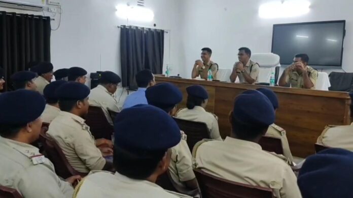 धनबाद में बढ़ते अपराध पर लगाम लगाने के लिए SSP प्रभात कुमार ने सभी दारोगाओं को दिया सख्त निर्देश