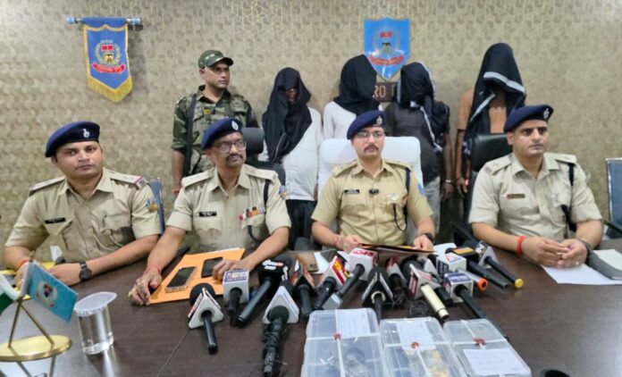 बोकारो पुलिस ने पकड़ा अंतरराज्यीय डकैती गिरोह, हथियार और लूटे गए जेवरात बरामद