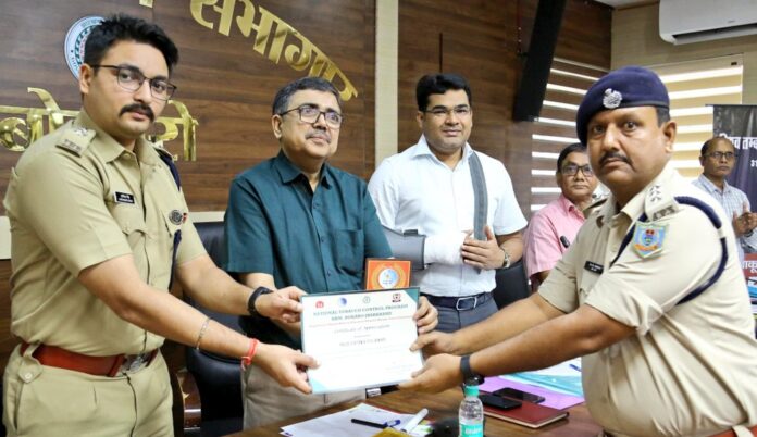 बोकारो में तम्बाकू नियंत्रण समिति की बैठक, कोटपा पालन को लेकर सख्त निर्देश और थाना प्रभारी सम्मानित