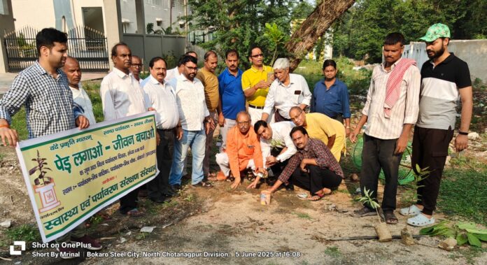 🌱 विश्व पर्यावरण दिवस पर बोकारो में ‘पेड़ लगाओ - जीवन बचाओ’ अभियान, DFO रजनीश कुमार ने किया नीम का पौधारोपण
