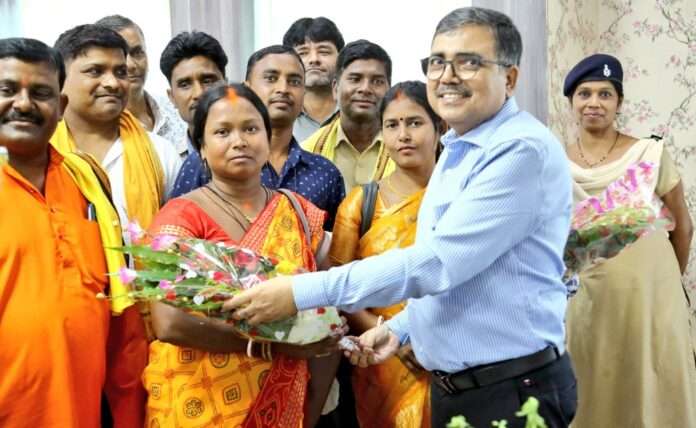 उपायुक्त ने जनता दरबार में बेटियों का बढ़ाया हौसला, कहा- किसी बैशाखी की नहीं, आत्मबल की ज़रूरत है