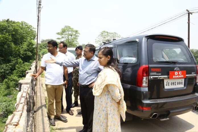 डीसी अजय नाथ झा ने भर्रा बस्ती लिंक पुल और गरगा नदी का किया निरीक्षण, नदी की सफाई व अतिक्रमण पर दिए सख्त निर्देश