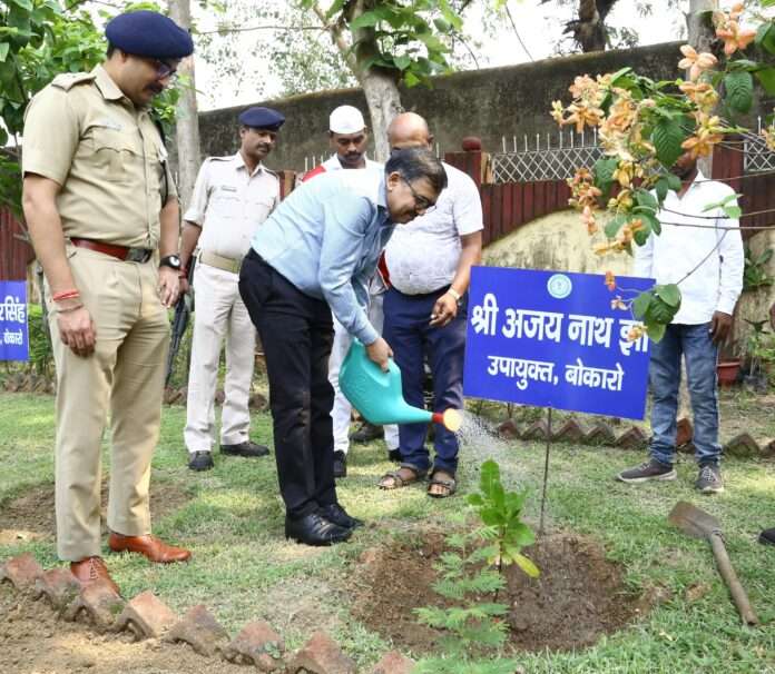 बोकारो परिसदन परिसर में उपायुक्त और एसपी ने किया पौधारोपण, पर्यावरण संरक्षण का दिया संदेश