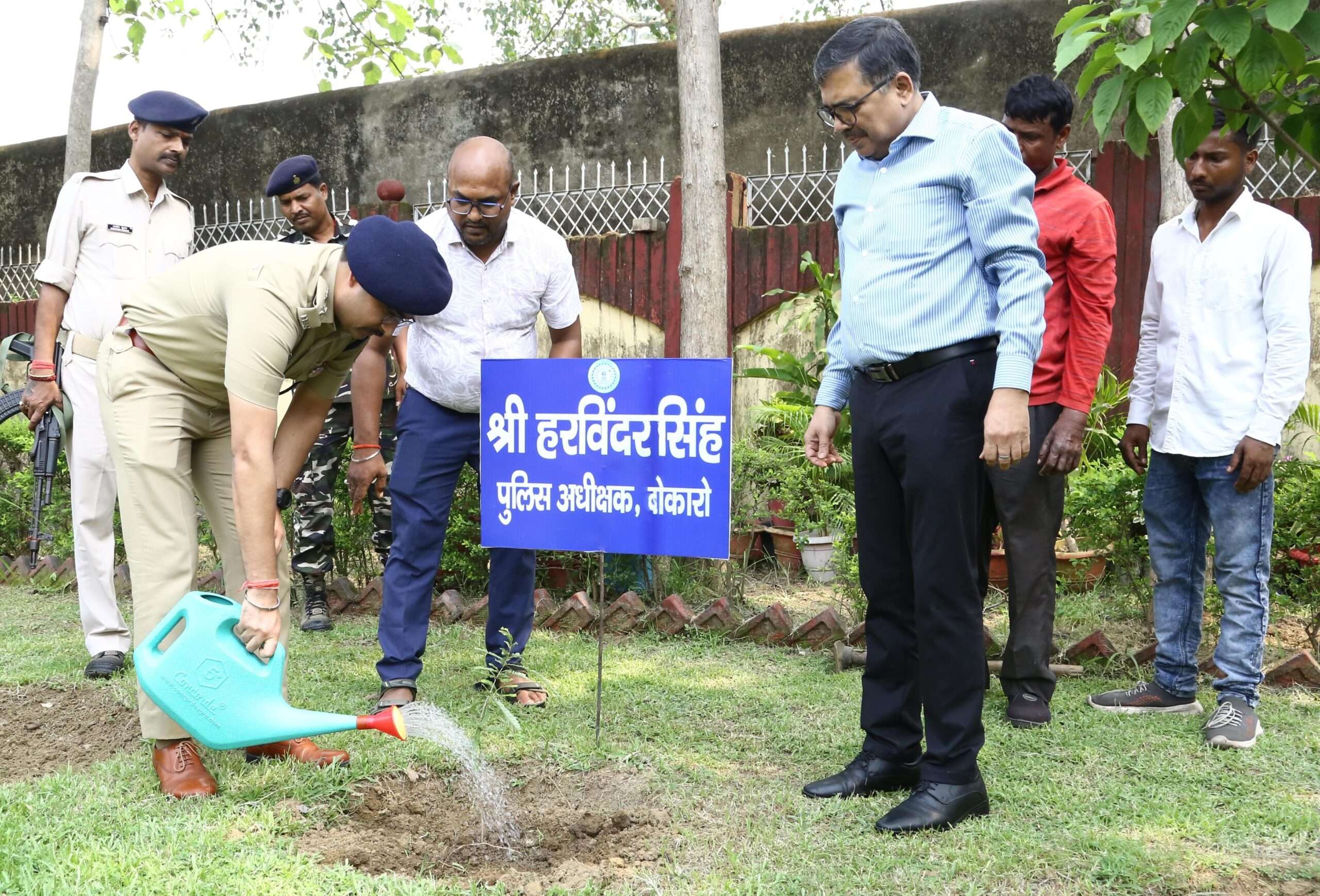 बोकारो परिसदन परिसर में उपायुक्त और एसपी ने किया पौधारोपण, पर्यावरण संरक्षण का दिया संदेश