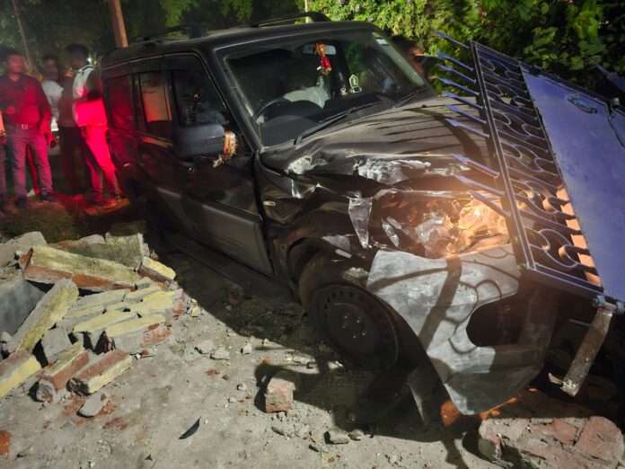 बिना नंबर की स्कॉर्पियो ने तोड़ी घर की बाउंड्री, बाल-बाल बचे परिवार के सदस्य