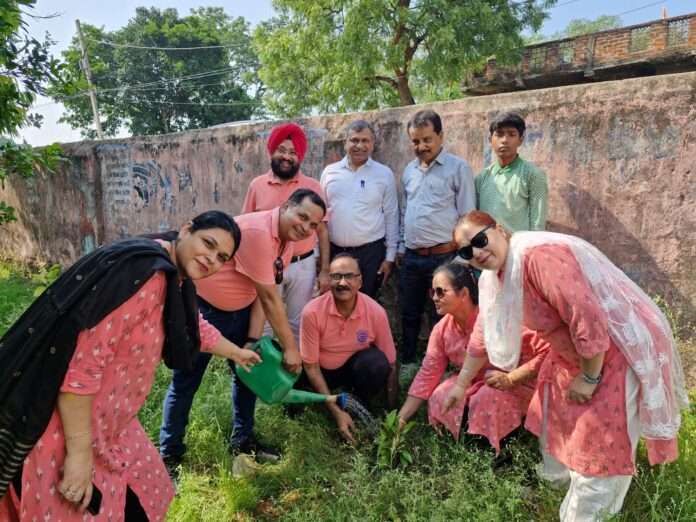 रोटरी क्लब चास ने उत्क्रमित मध्य विद्यालय आसनसोल परिसर में किया वृक्षारोपण कार्यक्रम