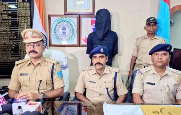रांची के खरसीदाग ओपी क्षेत्र में पुलिस ने गुप्त सूचना पर छापेमारी कर दो लोगों को हथियार और मोबाइल फोन के साथ गिरफ्तार किया। एक आरोपी अभी फरार है।