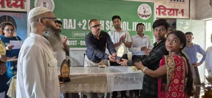 झरिया राज +2 उच्च विद्यालय में आयोजित प्रतिभा सम्मान 2025 समारोह में विभिन्न संकायों के मेधावी छात्रों को मोमेंटो देकर सम्मानित किया गया।