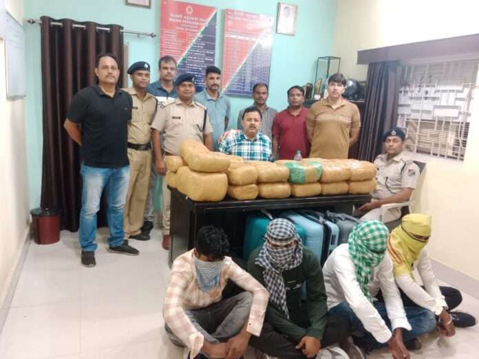RPF रांची ने ऑपरेशन नार्कोस के तहत 56 किलो गांजा बरामद कर 4 आरोपियों को गिरफ्तार किया। NDPS एक्ट के तहत मामला दर्ज, जांच जारी।