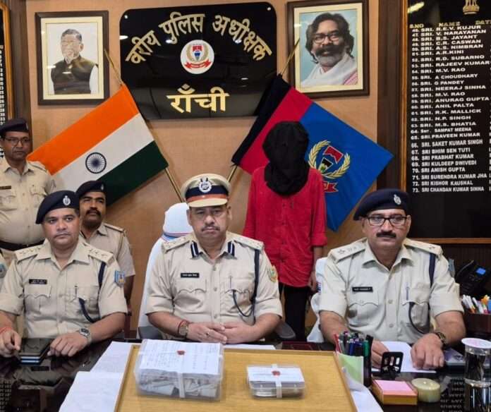रांची के चर्च रोड स्थित राधिका होटल के पास मानसिक रूप से अस्वस्थ व्यक्ति से ₹15,000 की लूट। CCTV फुटेज से पहचान, एक आरोपी गिरफ्तार, ₹5,000 की बरामदगी।