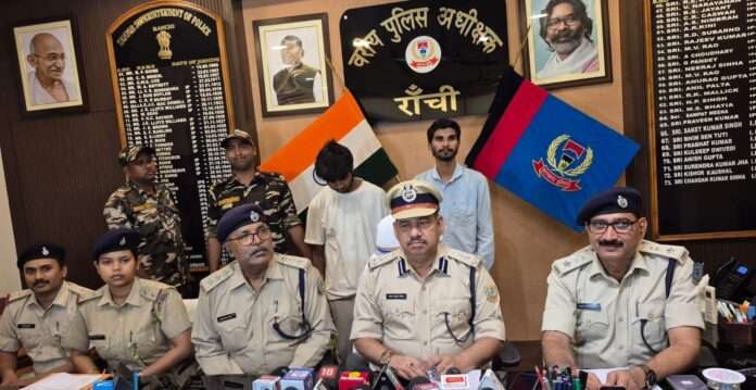 रांची में एक 81 वर्षीय वृद्ध के बैंक खातों से ₹3.26 लाख की साइबर ठगी का मामला सामने आया। साइबर थाना की कार्रवाई में दो आरोपी गिरफ्तार, ₹2.57 लाख और मोबाइल जब्त।