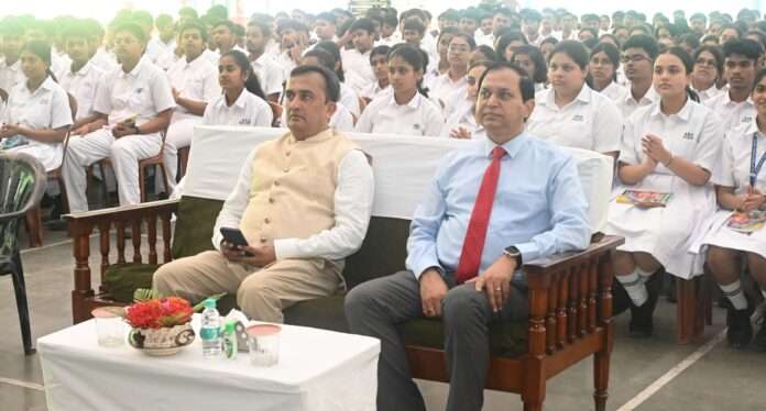 विश्व रक्तदाता दिवस 2025 पर बोकारो जनरल अस्पताल में डॉ एपीजे अब्दुल कलाम सहयोग ट्रस्ट द्वारा स्वैच्छिक रक्तदान शिविर का आयोजन किया गया, जिसमें 20 यूनिट रक्त संग्रह किया गया।