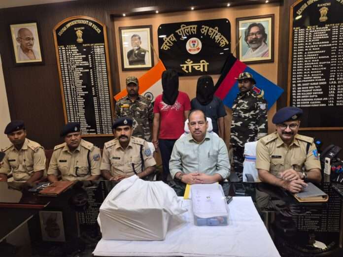 रांची पुलिस ने भारतीय सेना की फर्जी मुहर तैयार करने वाले गिरोह का भंडाफोड़ किया है। दो आरोपी गिरफ्तार, भारी मात्रा में नकली स्टाम्प, मोबाइल और डिजिटल साक्ष्य जब्त।