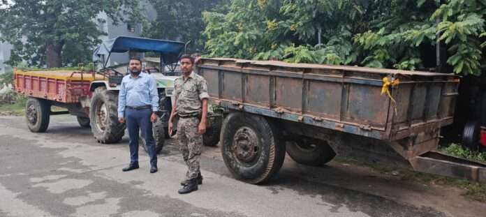 बोकारो में अवैध बालू खनन पर जिला प्रशासन की सख्त कार्रवाई, दो ट्रैक्टर जब्त, प्राथमिकी दर्ज। हरला थाना क्षेत्र में चला सघन जांच अभियान।