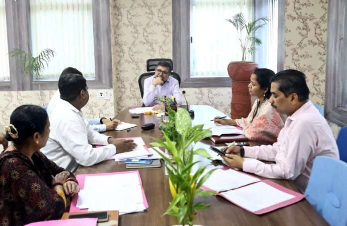 बोकारो समाहरणालय में उपायुक्त अजय नाथ झा की अध्यक्षता में जिला शिक्षा स्थापना समिति (माध्यमिक) की बैठक में शिक्षकों की प्रोन्नति, प्रवरण वेतनमान और पारस्परिक स्थानांतरण से जुड़े मामलों पर अहम निर्णय लिए गए।