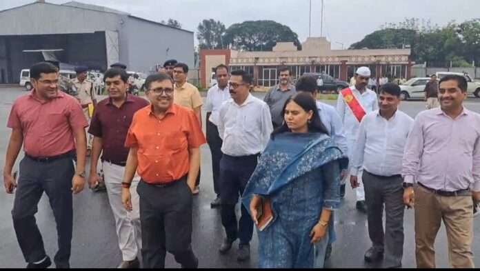 बोकारोवासियों के लिए बड़ी खुशखबरी! जल्द शुरू हो सकती है बोकारो एयरपोर्ट से हवाई सेवा। DC अजय नाथ झा ने की महत्वपूर्ण बैठक, सरकार ने जताई पूरी प्रतिबद्धता।