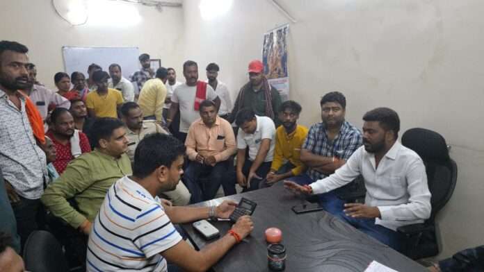 शिवोहम अलॉयज फैक्ट्री में हादसा: ऊंचाई से गिरकर मजदूर की मौत, परिजनों ने मुआवजे की मांग की