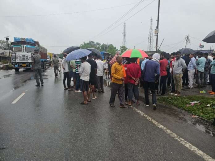 बोकारो के बियाडा चौक पर 40 वर्षीय अजय सिंह को ट्रक ने कुचल दिया। मौके पर मौत, स्थानीय लोगों ने NH जाम किया। ₹2 लाख मुआवजा पर बनी सहमति के बाद शव भेजा गया पोस्टमार्टम के लिए।