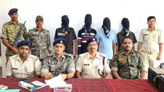 बोकारो के बालीडीह थाना पुलिस ने इंडियन ऑयल पेट्रोल पंप से बैटरी चोरी करने वाले गिरोह का खुलासा किया है। चार अपराधी गिरफ्तार, ओमनी कार और चोरी के औजार बरामद।