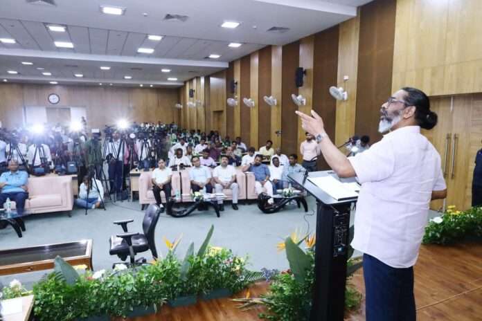 झारखंड सरकार और HCLTech के बीच समझौता, राज्य के 12वीं पास छात्रों को HCL TechBee प्रोग्राम के तहत मिलेगा तकनीकी प्रशिक्षण और रोजगार। मुख्यमंत्री ने छात्रों को गुरुजी क्रेडिट कार्ड योजना का लाभ लेने का आह्वान किया।